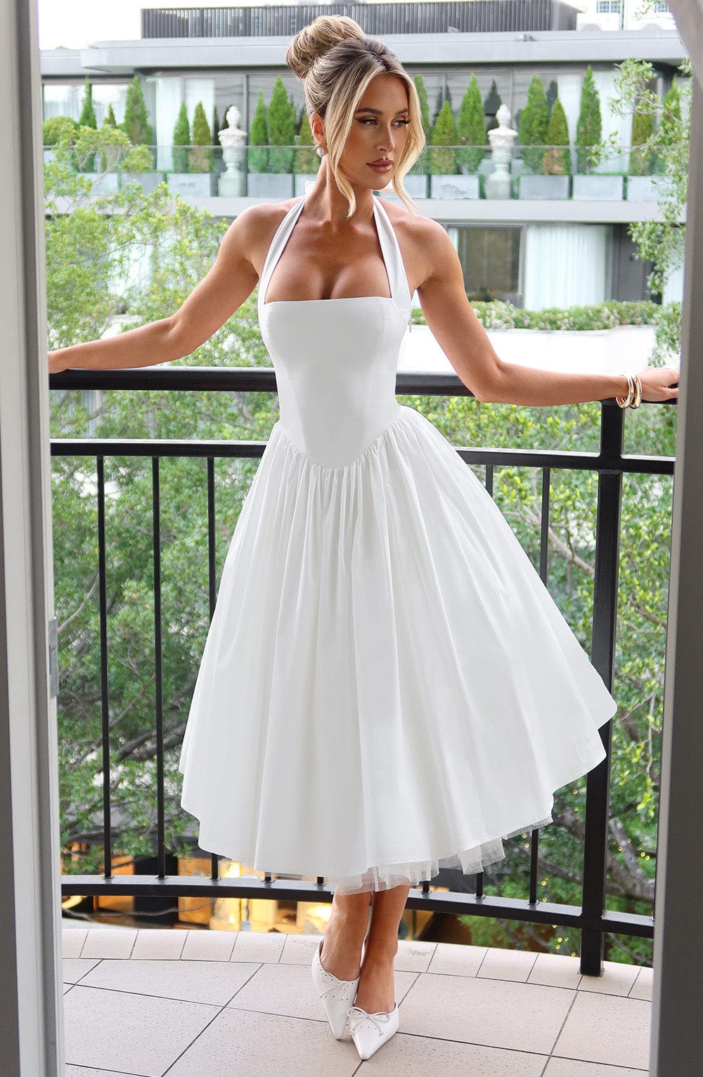 Alba | Kvinde Bryllupsgæstkjole Elegant Halterneck Midi Design