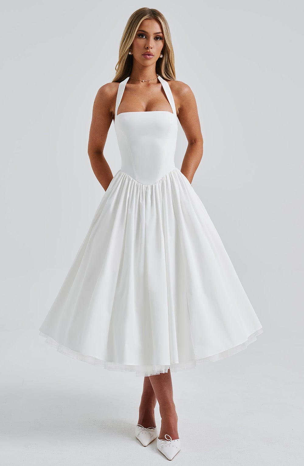 Alba | Kvinde Bryllupsgæstkjole Elegant Halterneck Midi Design