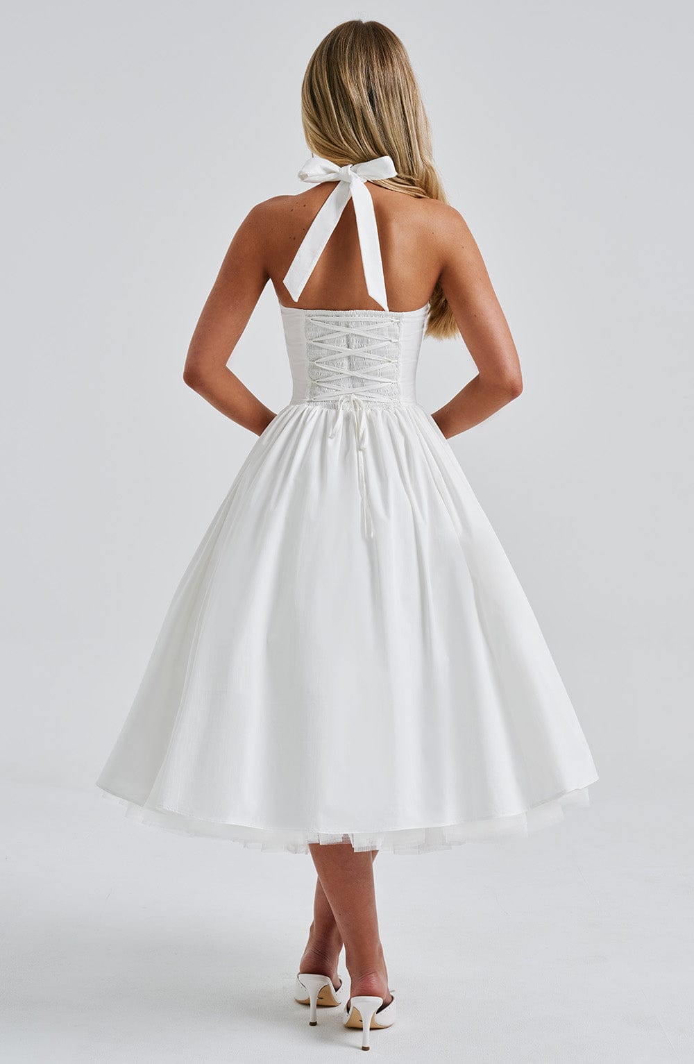 Alba | Kvinde Bryllupsgæstkjole Elegant Halterneck Midi Design
