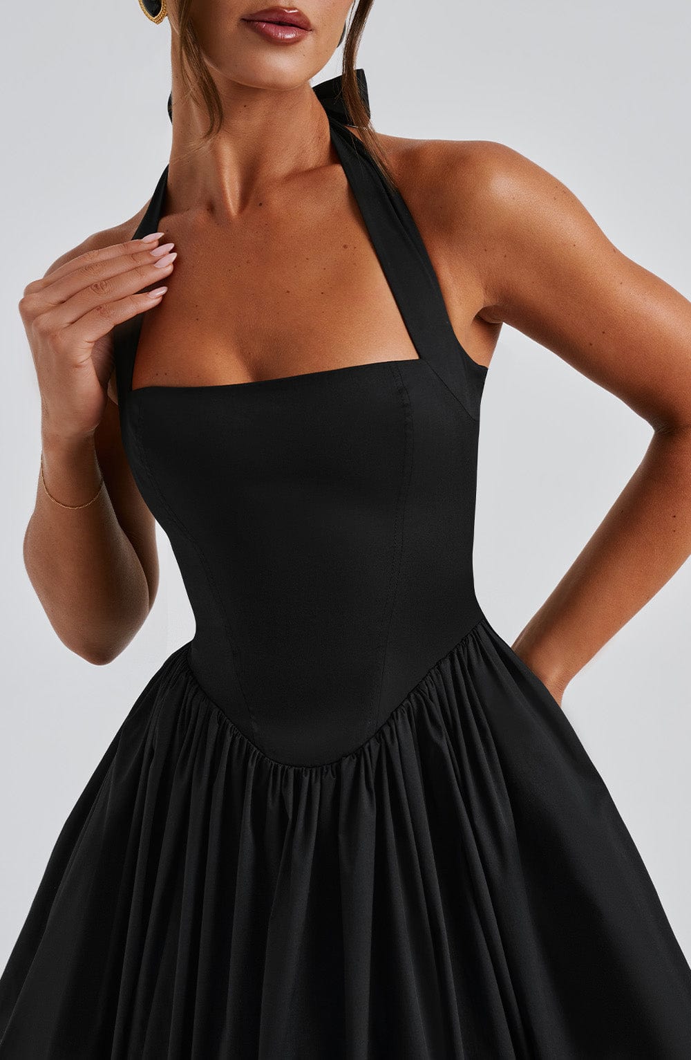 Alba | Kvinde Bryllupsgæstkjole Elegant Halterneck Midi Design