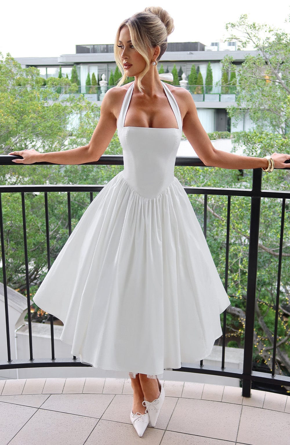 Alba | Kvinde Bryllupsgæstkjole Elegant Halterneck Midi Design